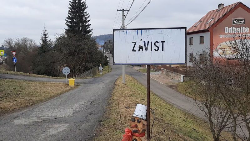 Šest minut od cedule k ceduli. V nejmenší obci Česka se moc neprojdou